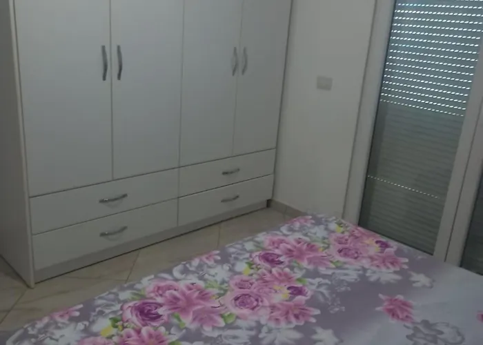 Henry's アパート Lezhë